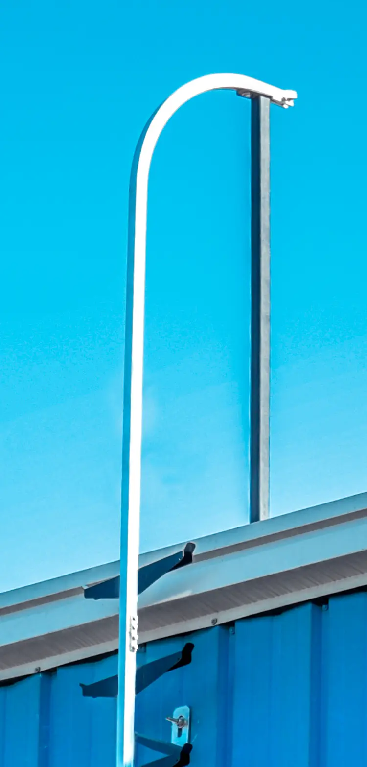 Stütze mit schwenkbarer Verankerungsöse für Aluminium-Verlängerung am Podest