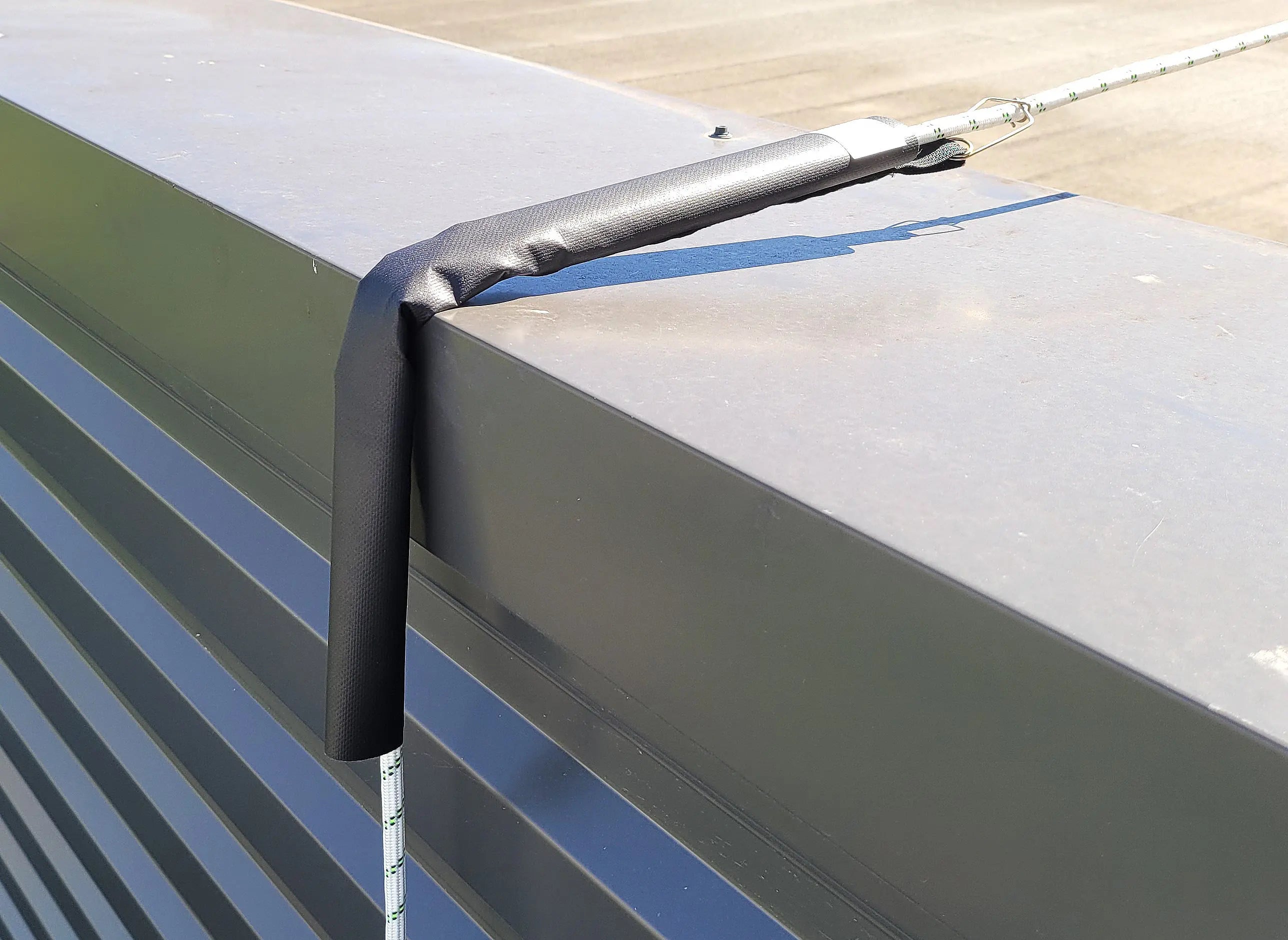 Zu öffnende Schutzhülle (Seilschutz)